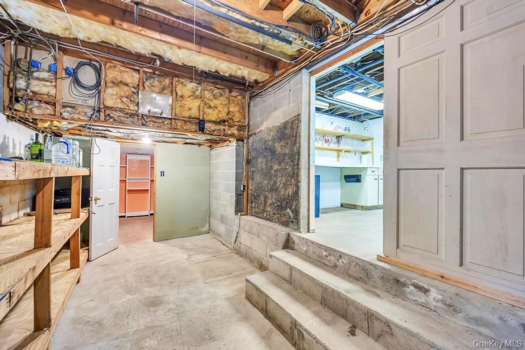 Empty room, Interior, Stone Walls, Wooden Beams