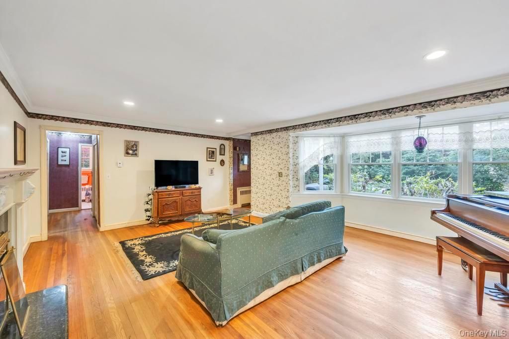 Interior, Piano, Recessed Lighting, Wood Texture Flooring