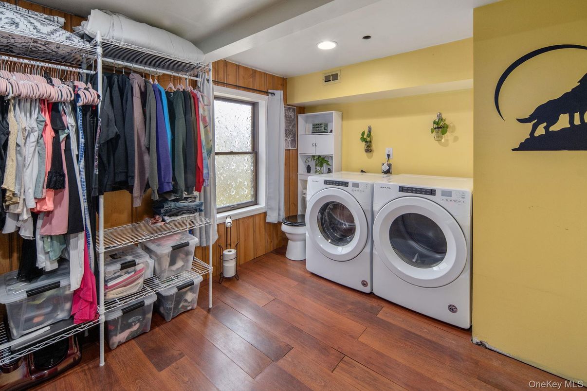 Interior, Recessed Lighting, Washer, Wood Texture Flooring