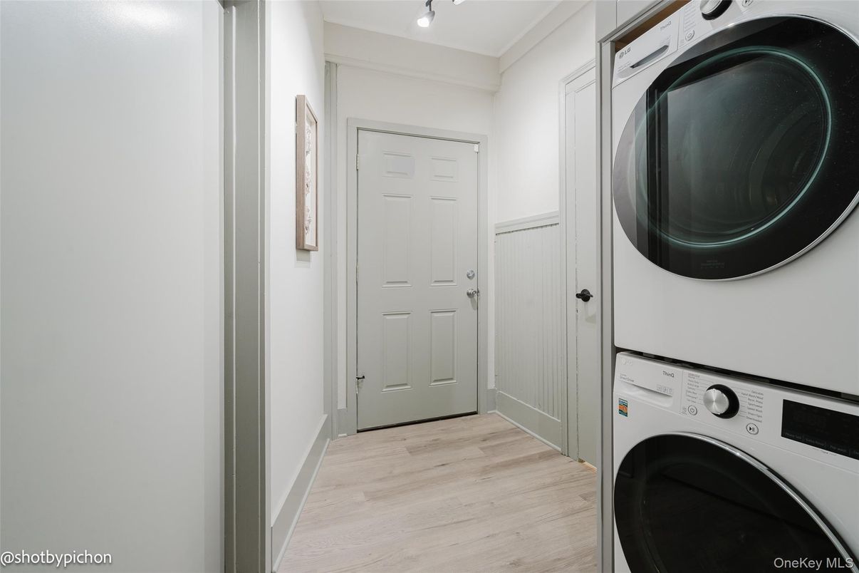 Interior, Utility Closets, Washer, Wood Texture Flooring