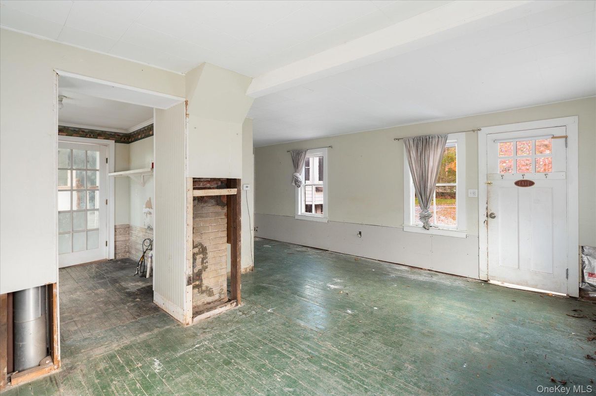 Empty room, Interior