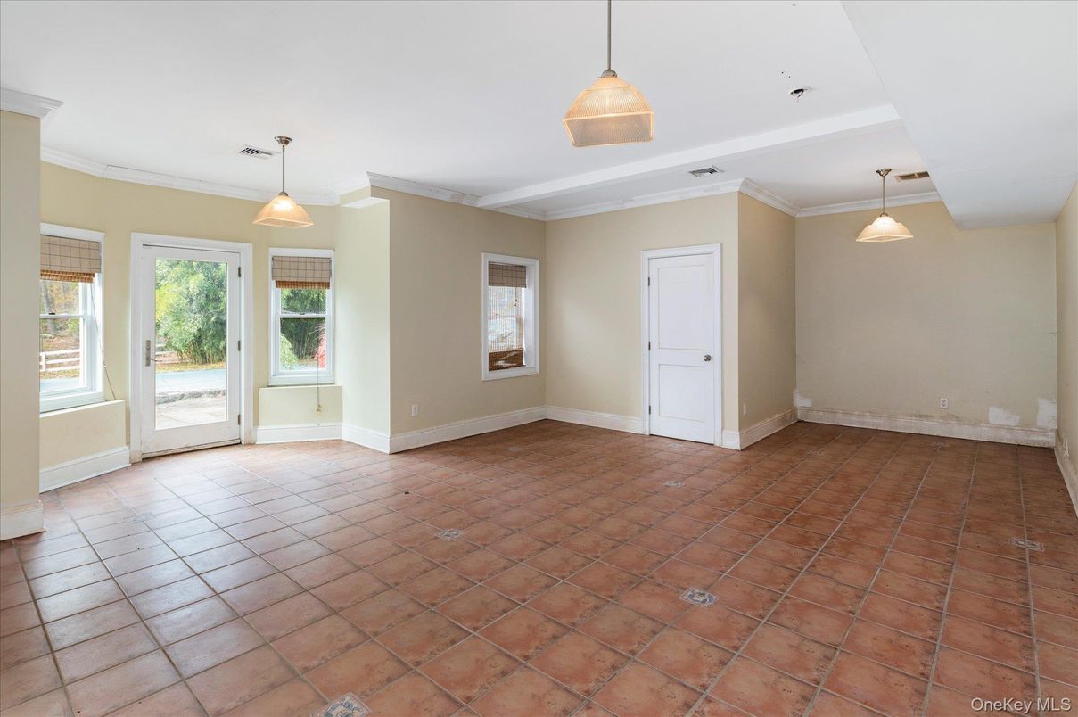 Empty room, Interior, Pendant Lights