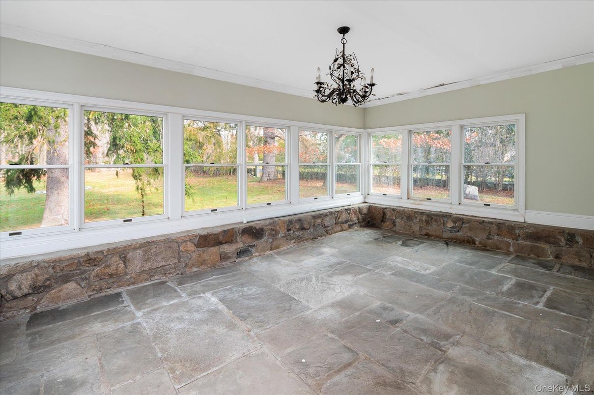 Chandelier, Empty room, Interior, Sun Room