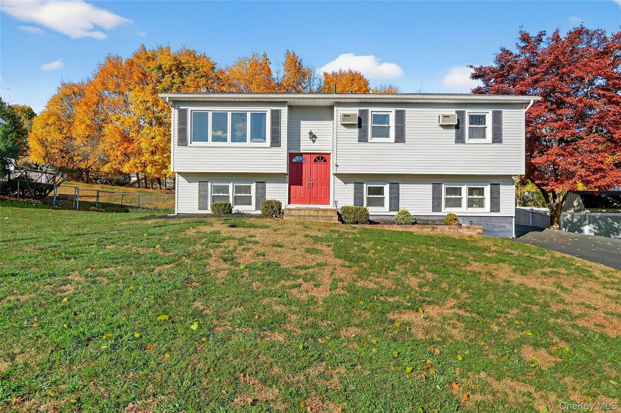 Exterior, Facade, Raised Ranch