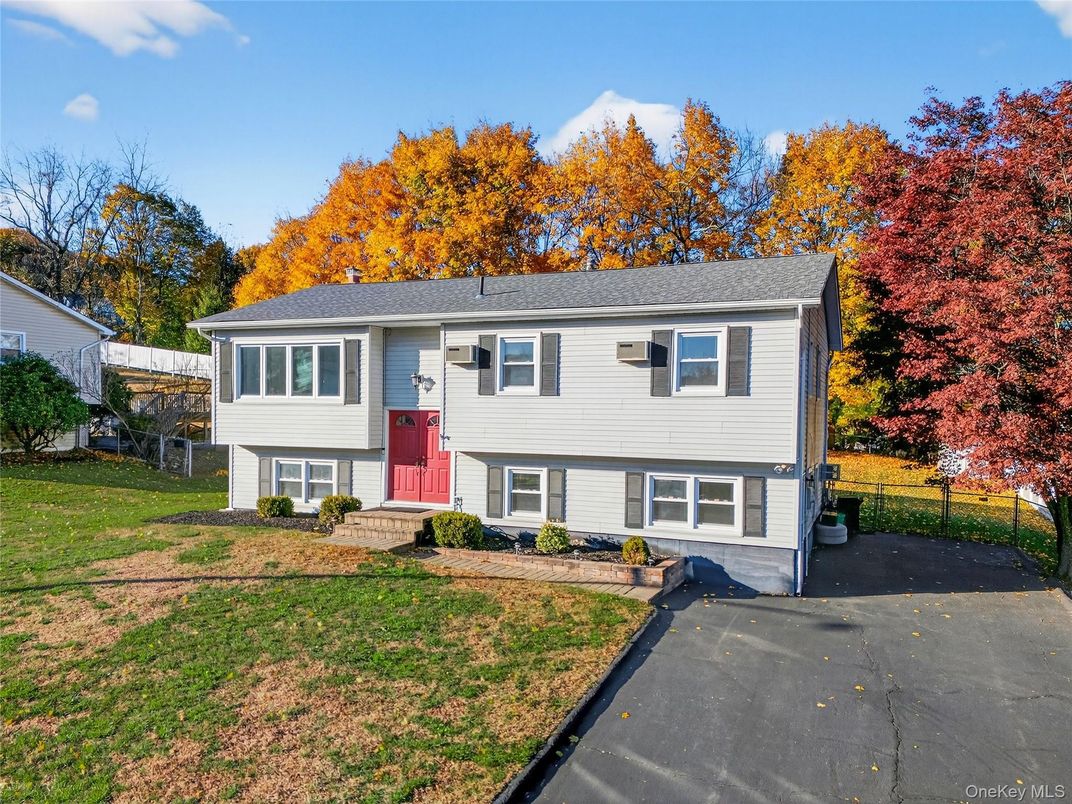 Exterior, Facade, Raised Ranch