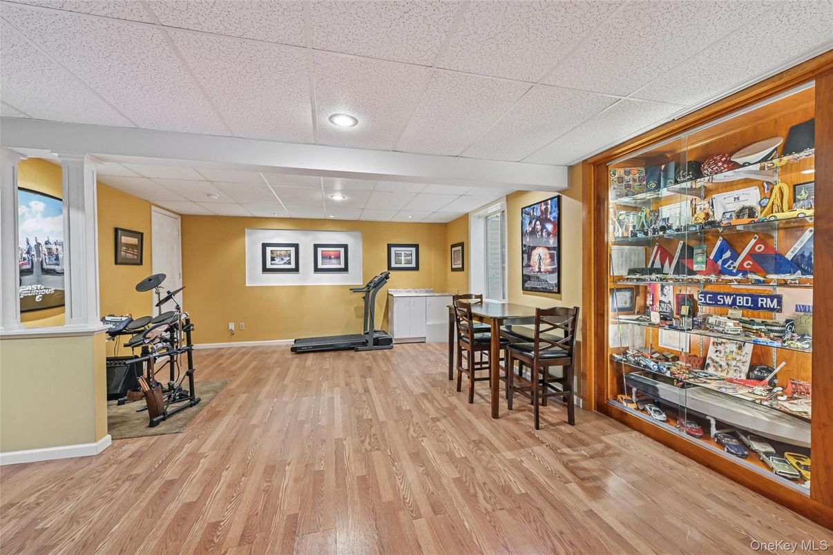 Dining room, Fitness Equipment, Interior, Recessed Lighting, Wood Texture Flooring