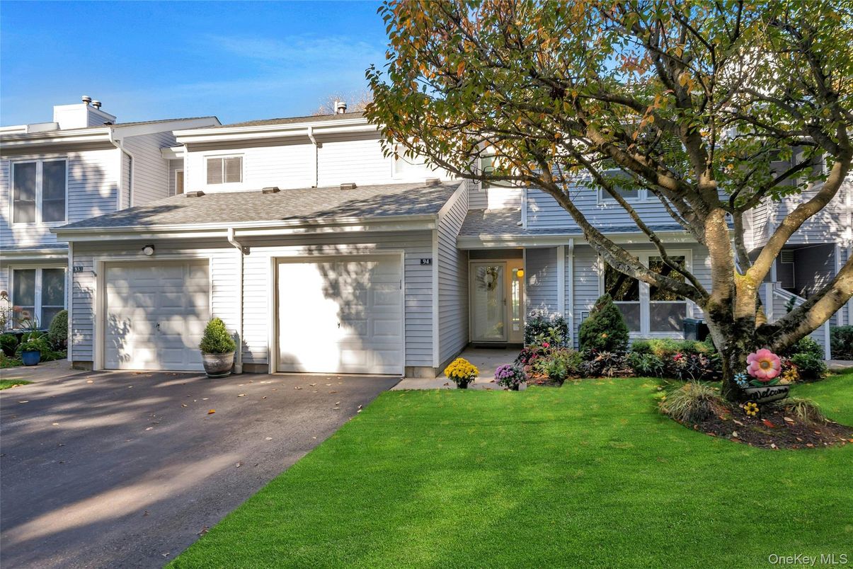 Attached, Exterior, Facade, Ranch