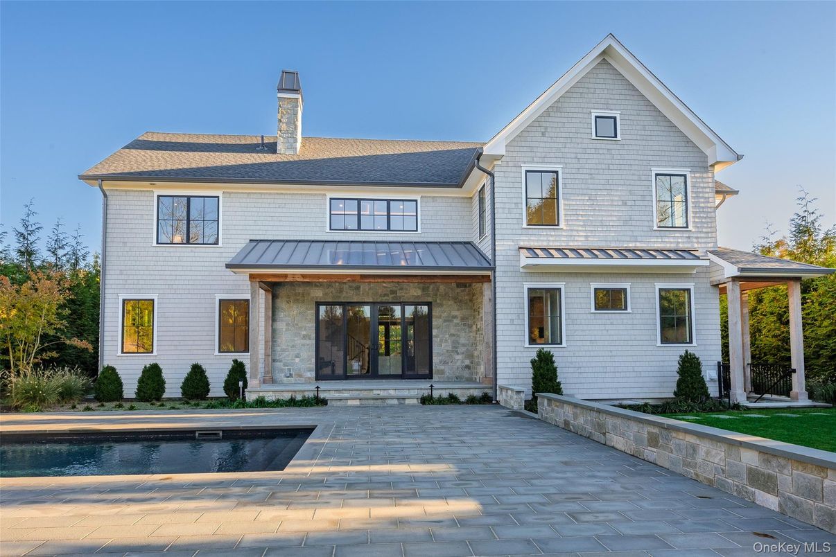 Exterior, Facade, Pool, Farmhouse