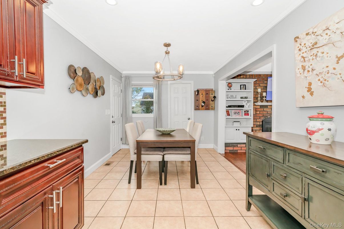 Chandelier, Dining room, Fireplace, Interior, Pendant Lights, Recessed Lighting