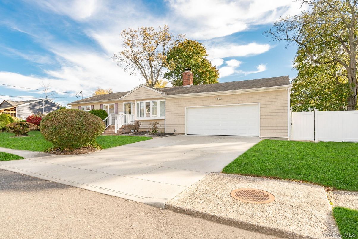 Attached, Exterior, Facade, Ranch