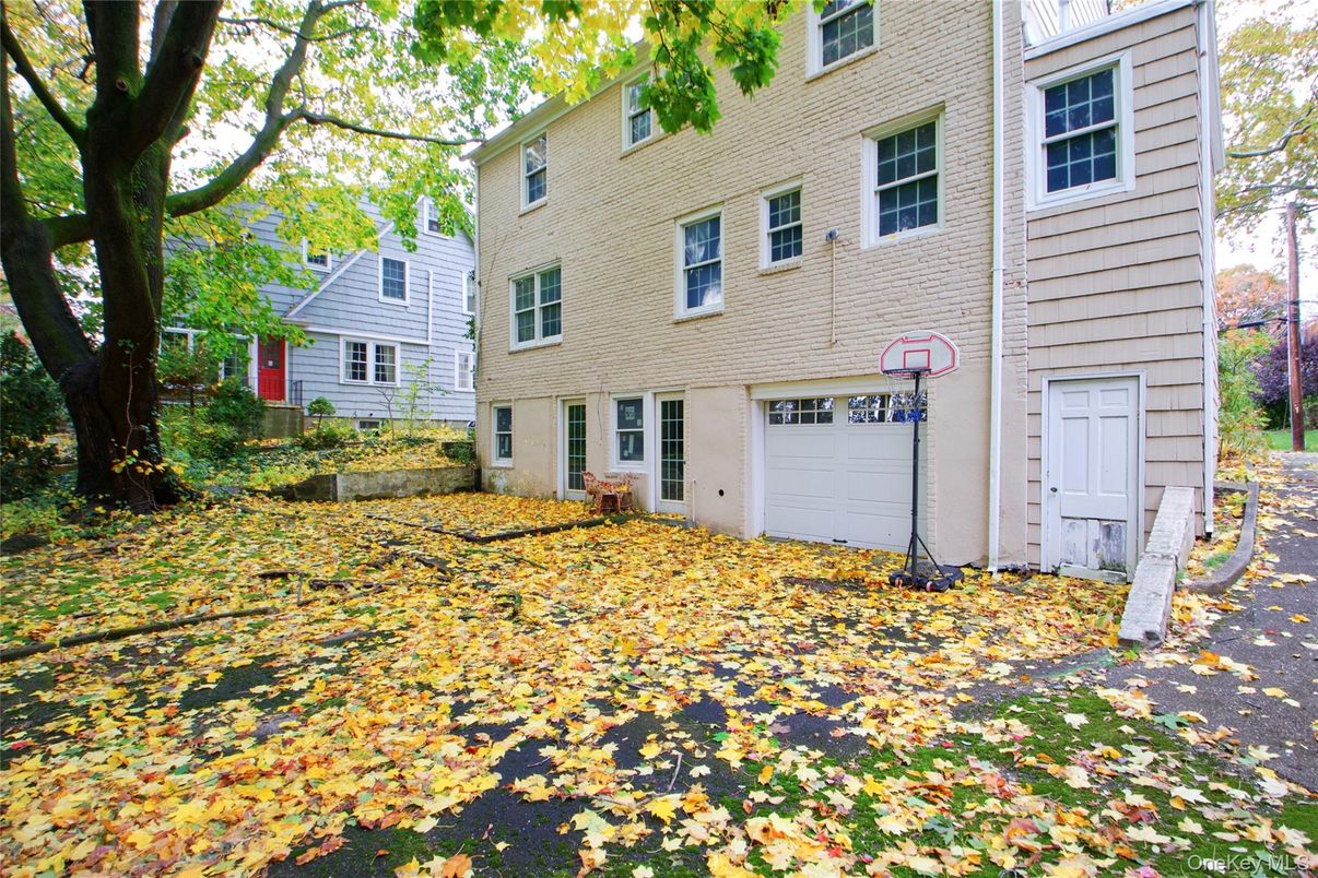 Attached, Exterior, Facade, Rowhouse