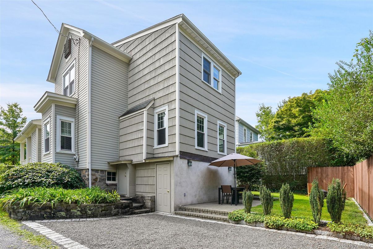 Exterior, Facade, Rowhouse
