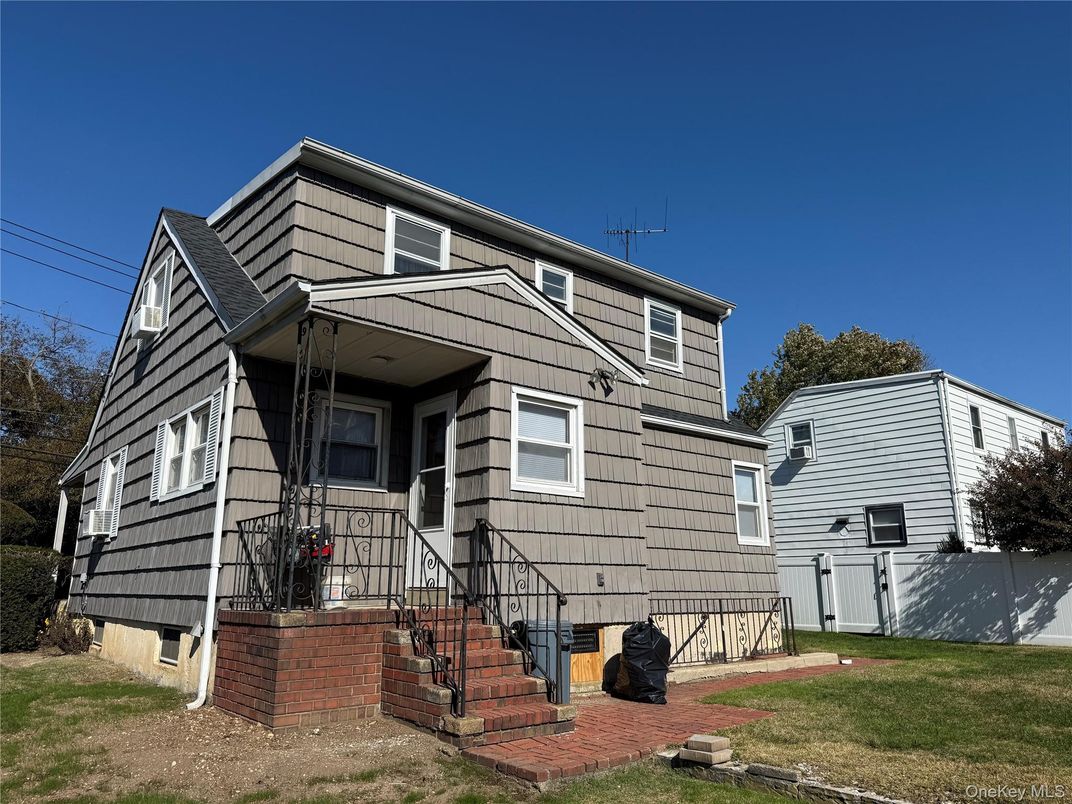 Exterior, Facade, Cape Cod