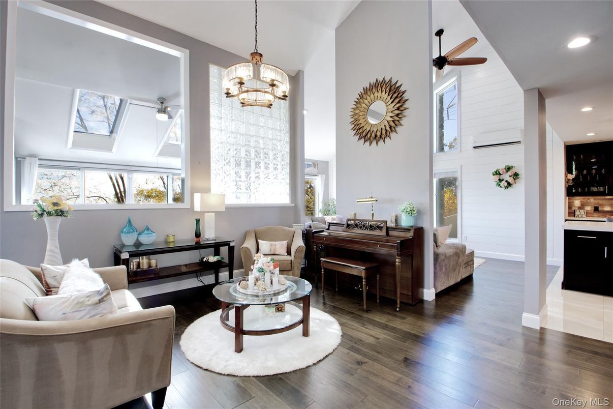 Interior, Living room, Pendant Lights, Piano, Recessed Lighting, Wood Texture Flooring