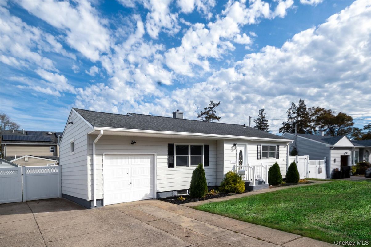 Attached, Exterior, Facade, Ranch