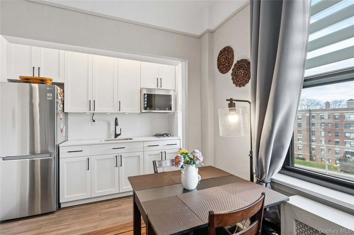 Dining room, Interior, Kitchen, Stainless Steel Appliances, Wood Texture Flooring