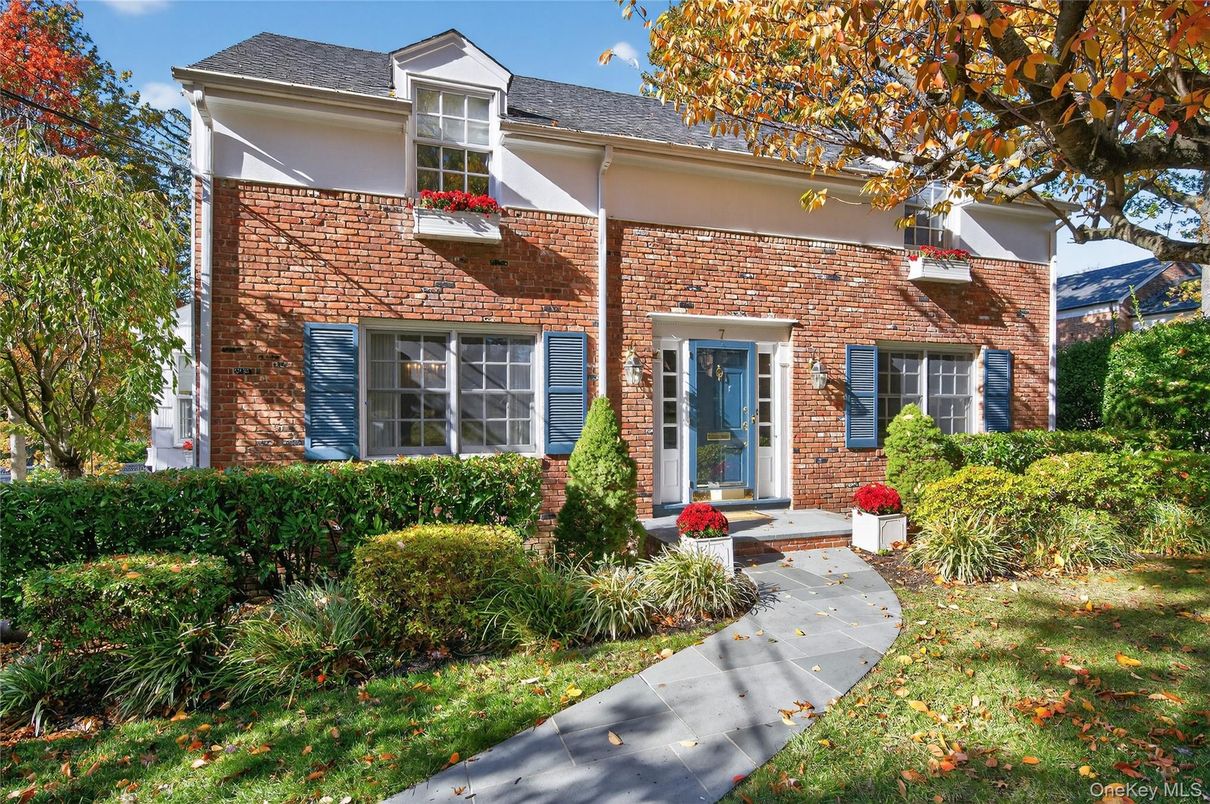 Exterior, Facade, Brick Facade, Georgian