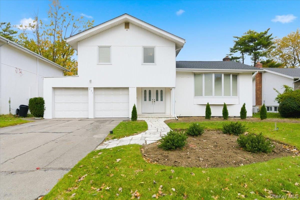 Attached, Exterior, Facade, Split Level