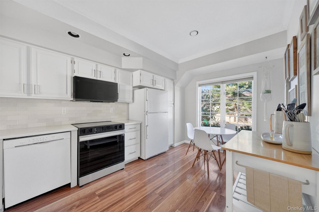 Dining room, Interior, Kitchen, Recessed Lighting, Wood Texture Flooring
