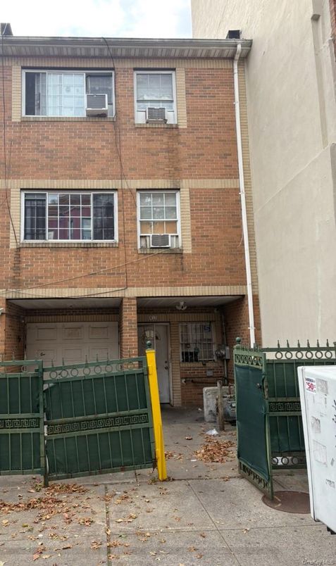 Attached, Exterior, Facade, Brick Facade, Rowhouse