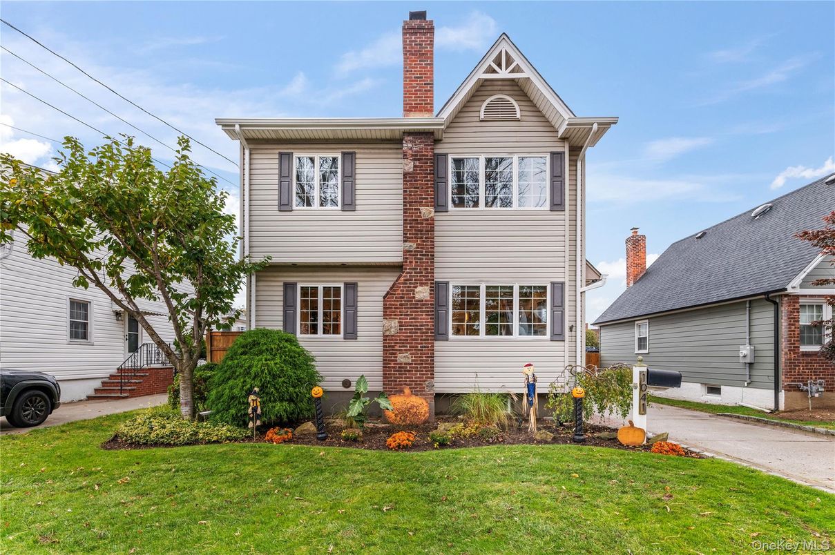 Exterior, Facade, Brick Facade, Queen Anne Victorian