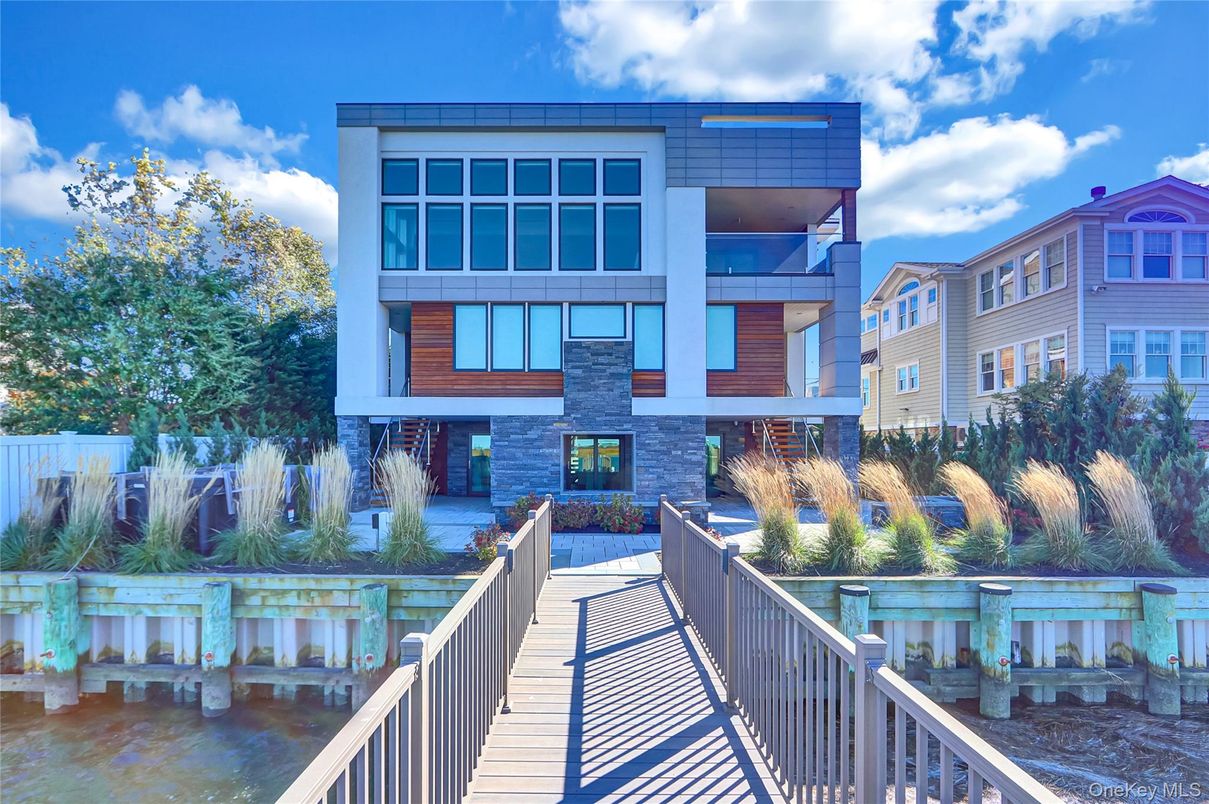 Exterior, Facade, Modern