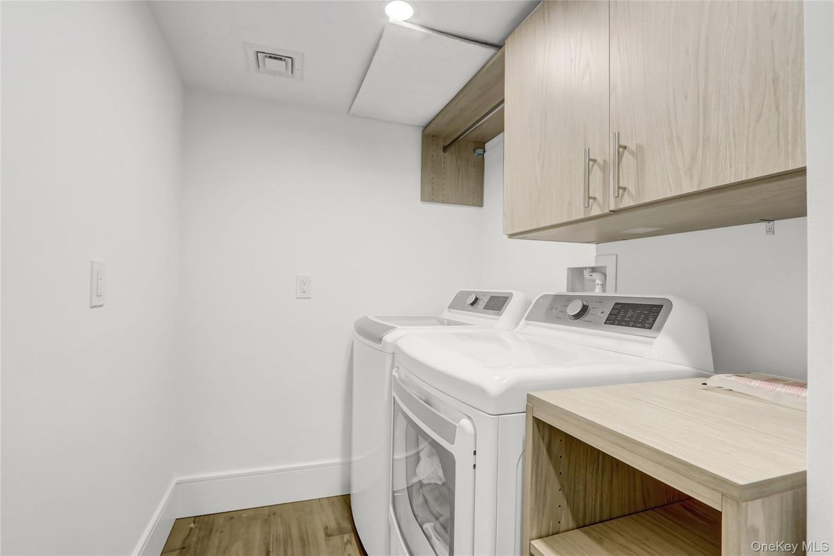 Interior, Recessed Lighting, Washer, Wood Texture Flooring