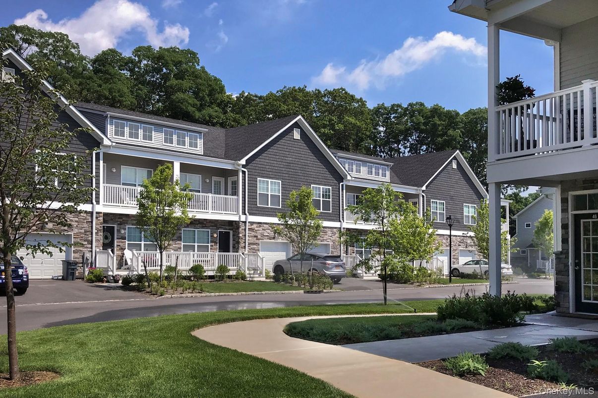 Attached, Exterior, Facade, American Craftsman