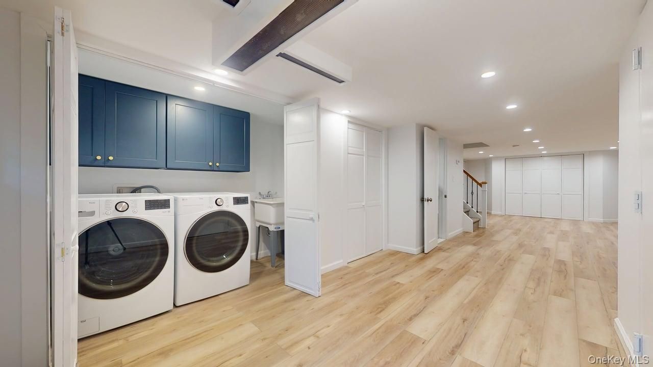 Interior, Recessed Lighting, Washer, Wood Texture Flooring