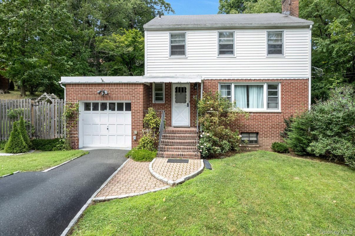 Attached, Exterior, Facade, Brick Facade, Split Level