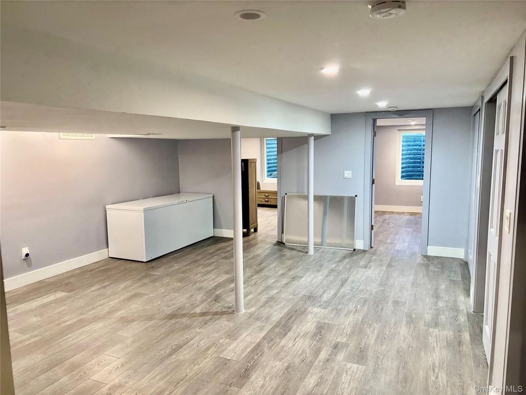 Empty room, Interior, Recessed Lighting, Washer, Wood Texture Flooring