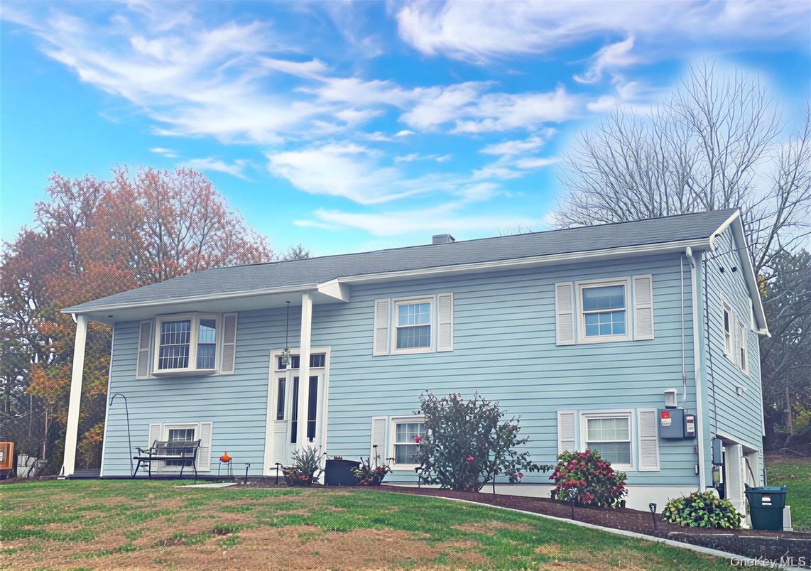 Exterior, Facade, Raised Ranch