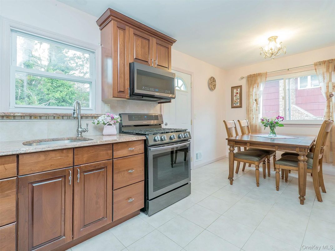Chandelier, Dining room, Interior, Kitchen, Stainless Steel Appliances