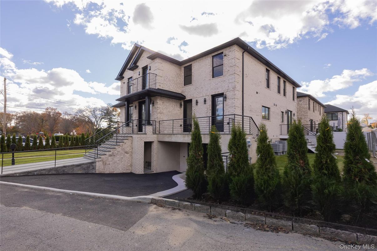 Exterior, Facade, Rowhouse
