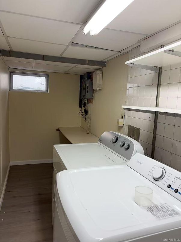 Interior, Washer, Wood Texture Flooring