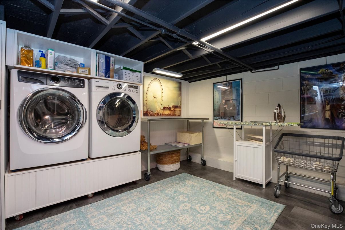 Interior, Utility Closets, Washer, Wood Texture Flooring