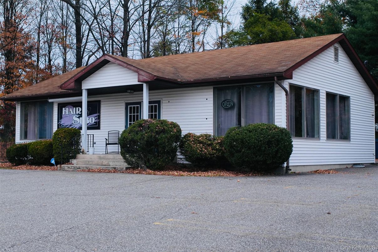 Exterior, Facade, Ranch