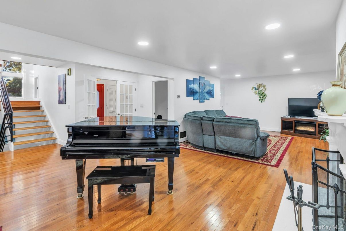 Interior, Piano, Recessed Lighting, Wood Texture Flooring