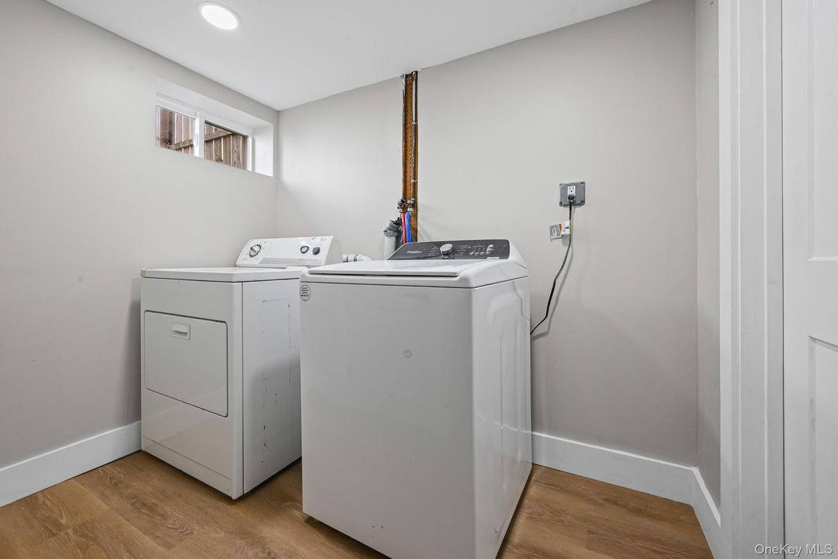 Interior, Recessed Lighting, Washer, Wood Texture Flooring