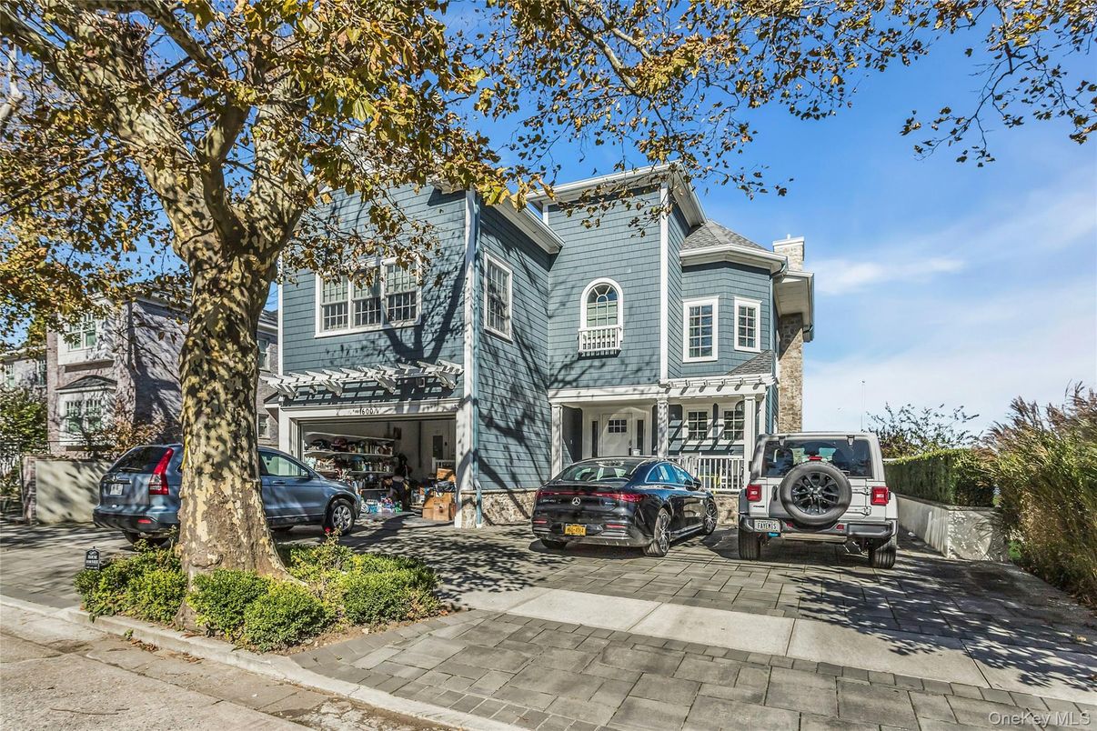 Exterior, Facade, Queen Anne Victorian