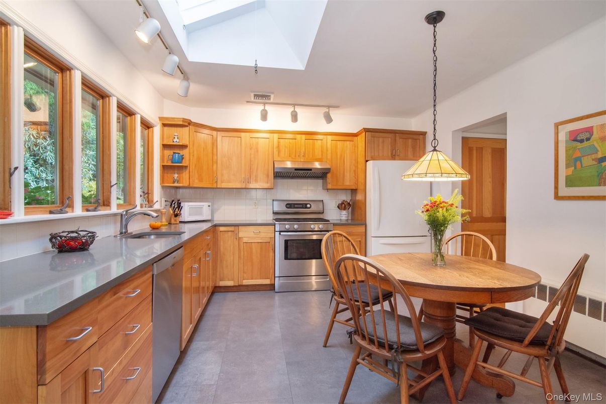 Dining room, Interior, Kitchen, Pendant Lights, Stainless Steel Appliances