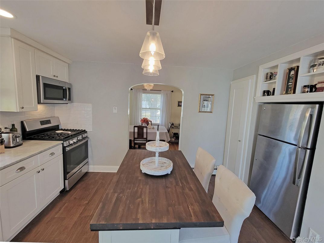 Dining room, Interior, Kitchen, Pendant Lights, Recessed Lighting, Stainless Steel Appliances, Wood Texture Flooring