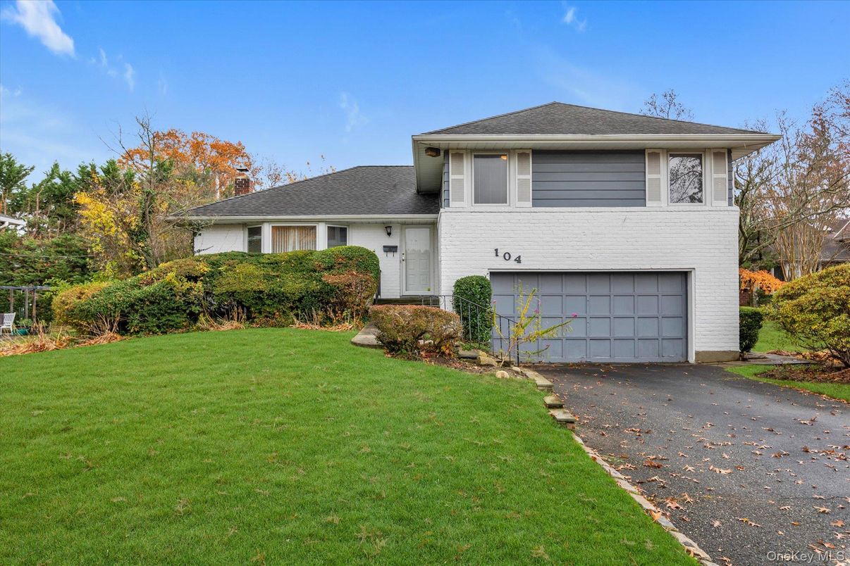 Attached, Exterior, Facade, Split Level