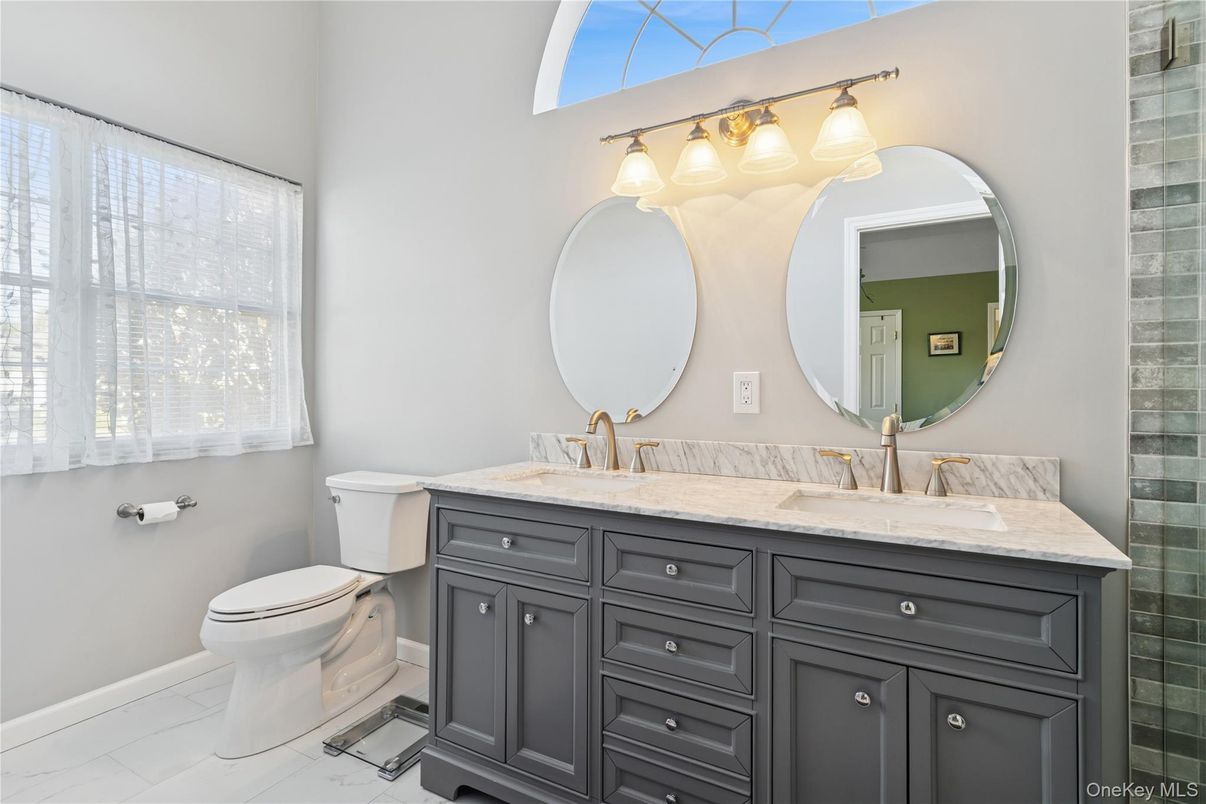 Bathroom, Dual Sink Vanities, Interior