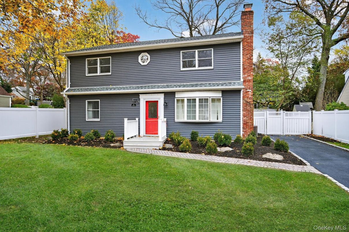 Exterior, Facade, Split Level