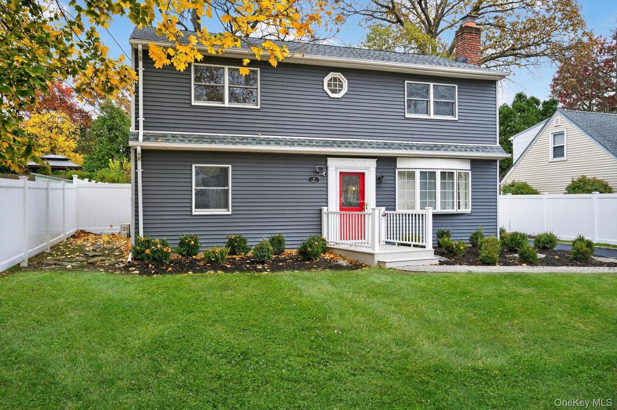 Exterior, Facade, Split Level