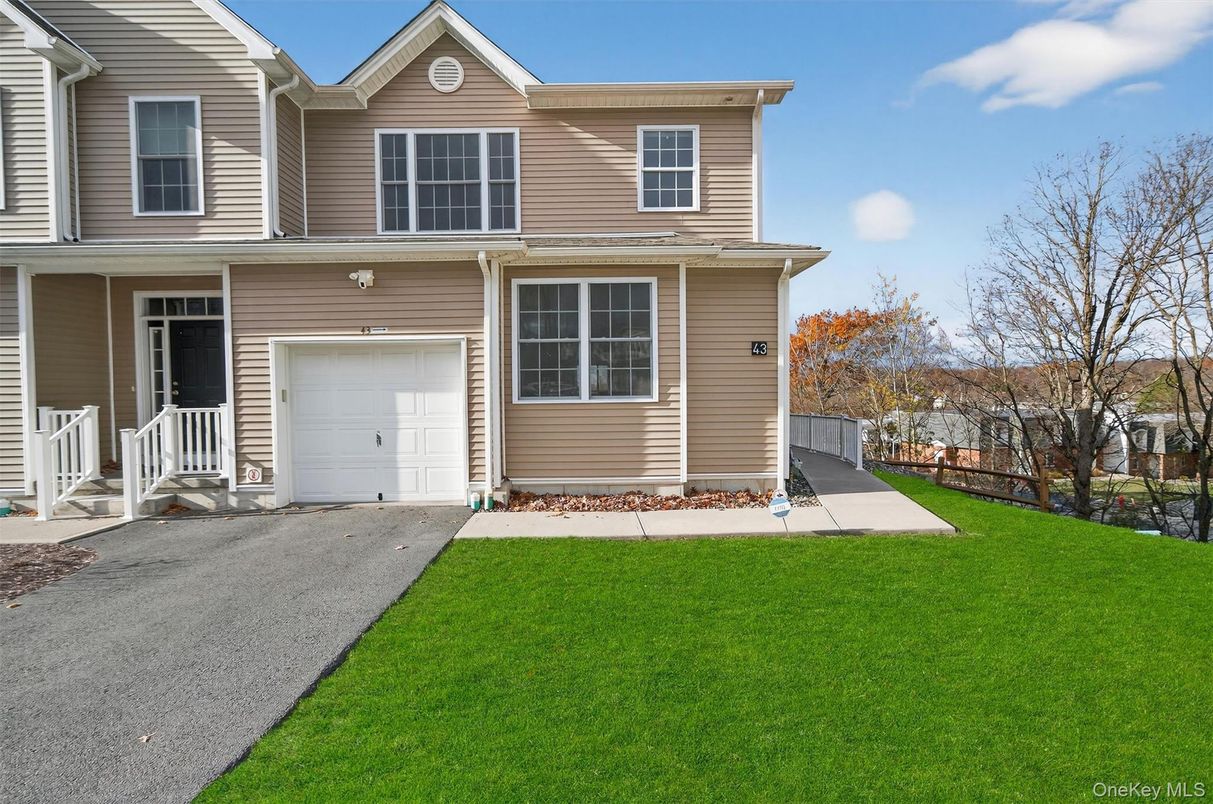 Attached, Exterior, Facade, American Craftsman