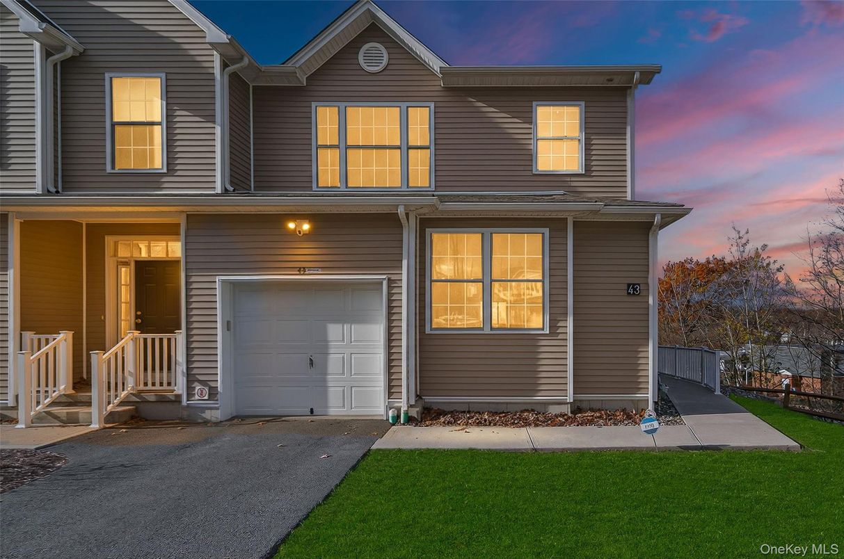 Attached, Exterior, Facade, American Craftsman