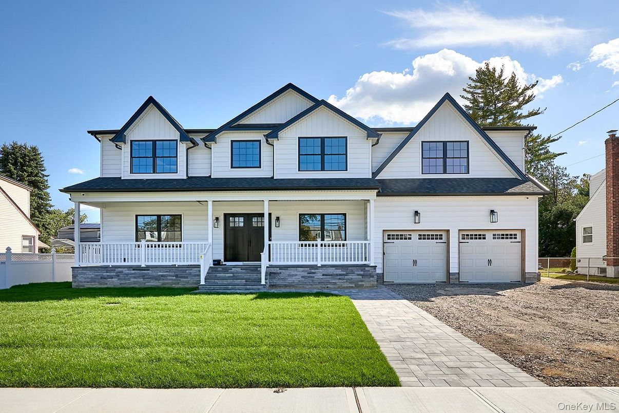 Attached, Exterior, Facade, Farmhouse