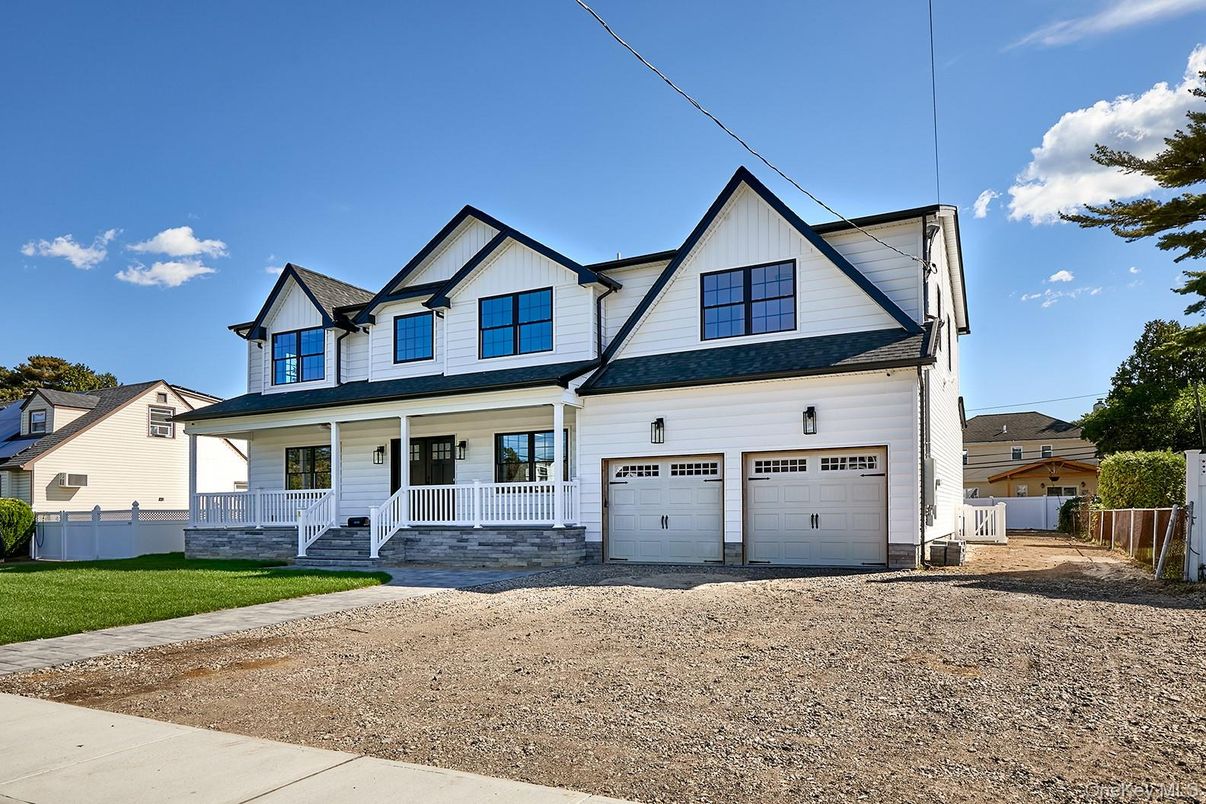 Attached, Exterior, Facade, Farmhouse